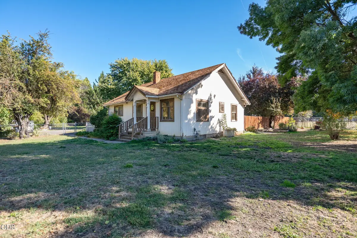 2357 Ross Lane, Medford, OR 97501 - #1