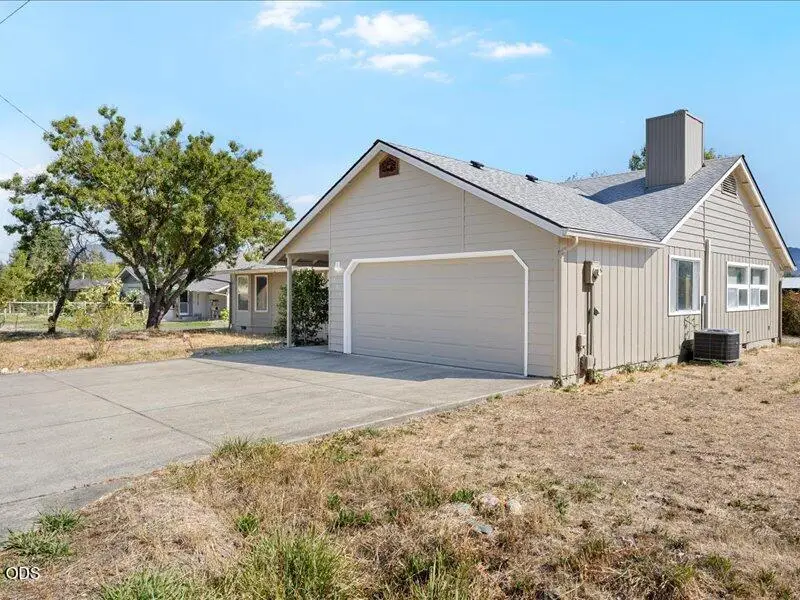 895 Coutant Lane, Grants Pass, OR 97527 - #2