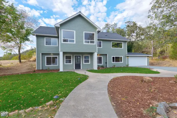 1690 NE Beacon Drive, Grants Pass, OR 97526