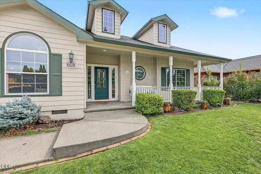 660 Valley Oak Boulevard, Central Point, OR 97502 - #2