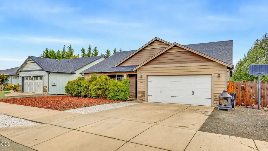545 N Heights Drive, Eagle Point, OR 97524 - #2