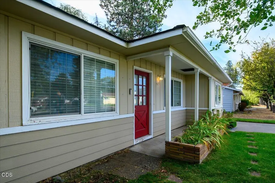 914 SW 15th Street, Redmond, OR 97756 - #2
