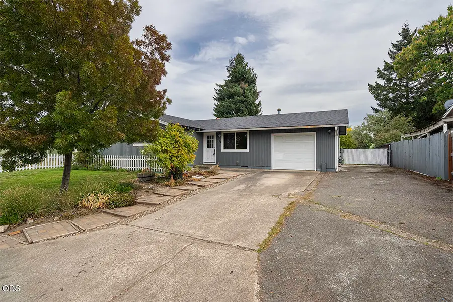 112 Saxbury Drive, Central Point, OR 97502 - #3