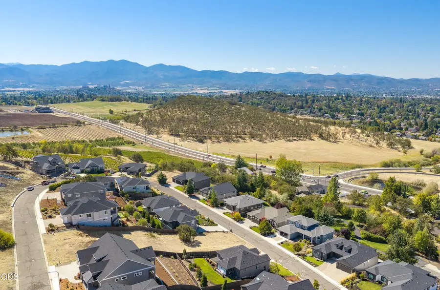 581 E La Strada Circle, Medford, OR 97504 - #3