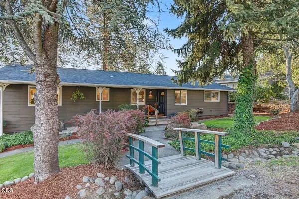 215 Stagecoach Drive, Jacksonville, OR 97530
