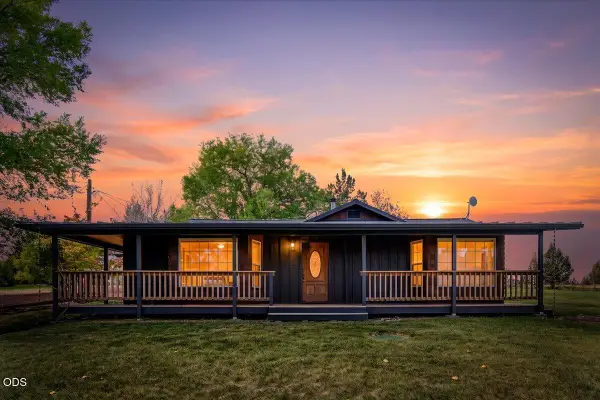 2097 NW Helmholtz Way, Redmond, OR 97756
