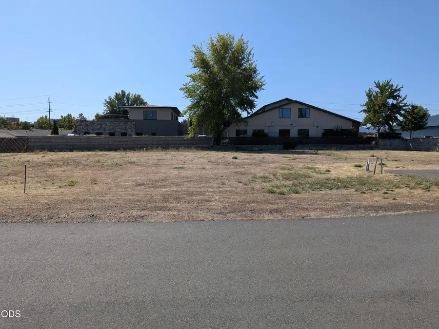 1233 Corona Avenue, Medford, OR 97504 - #3