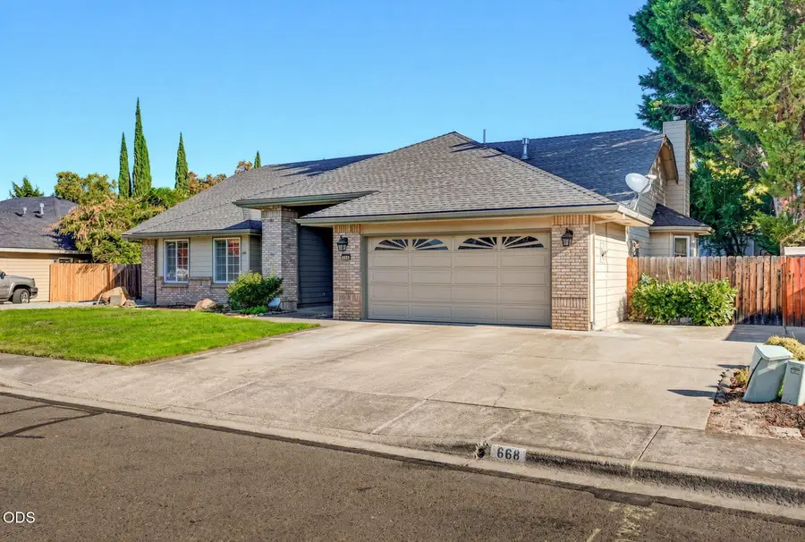 668 Vincent Avenue, Central Point, OR 97502 - #3