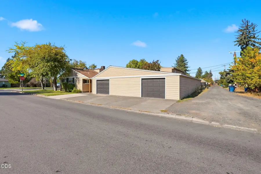 1040 SW 15th Street, Redmond, OR 97756 - #2