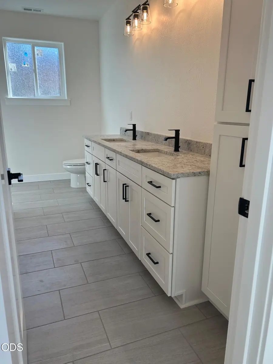 301 Oak Valley Drive, Talent, OR 97540 - #3
