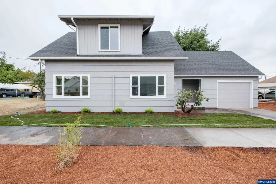 340  Moore St, Harrisburg, OR 97446 - Image #2