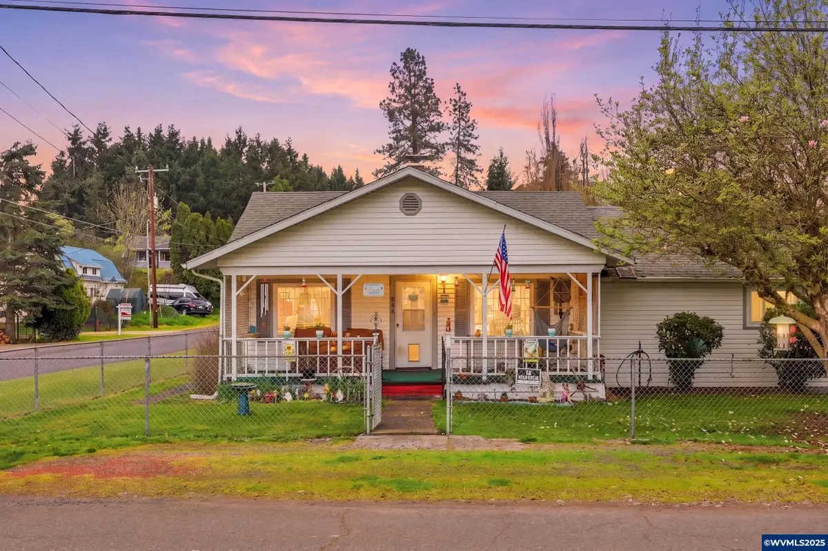 390 SE Grove St, Mill City, OR 97360 - #1