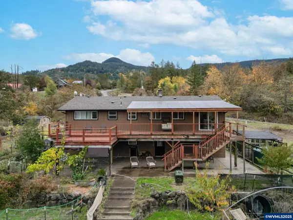 33781  Mount Tom Dr, Harrisburg, OR 97446