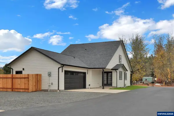 1090  38Th Av, Sweet Home, OR 97386