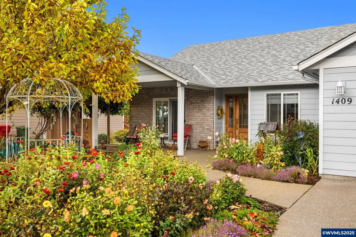 1409  Crestview Dr, Silverton, OR 97381 - Image #1