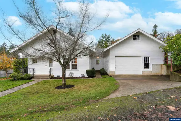 619  B St, Silverton, OR 97381