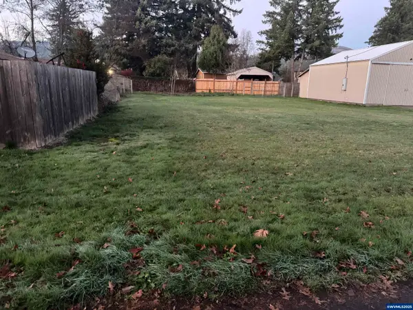 217 SE Juniper St, Mill City, OR 97360