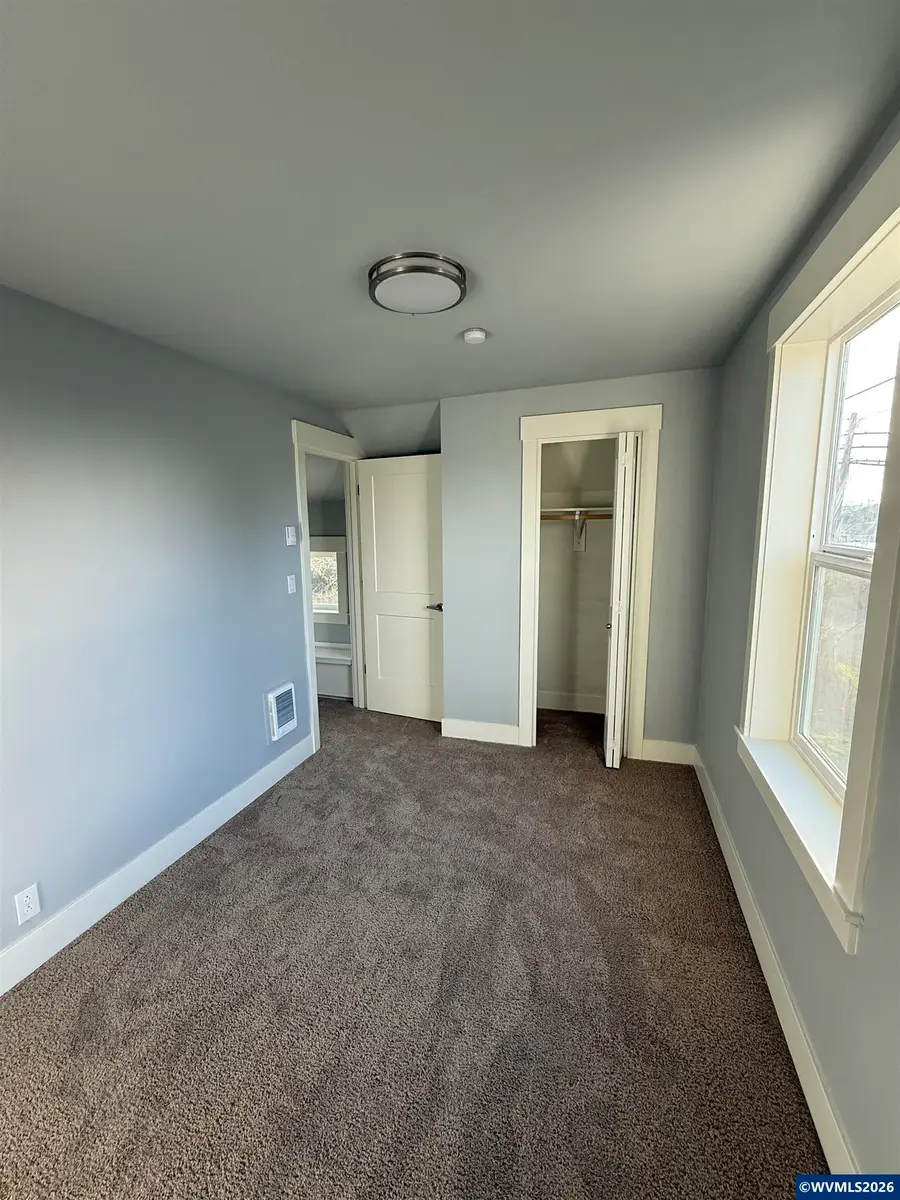 842  E St, Independence, OR 97351 - Image #3