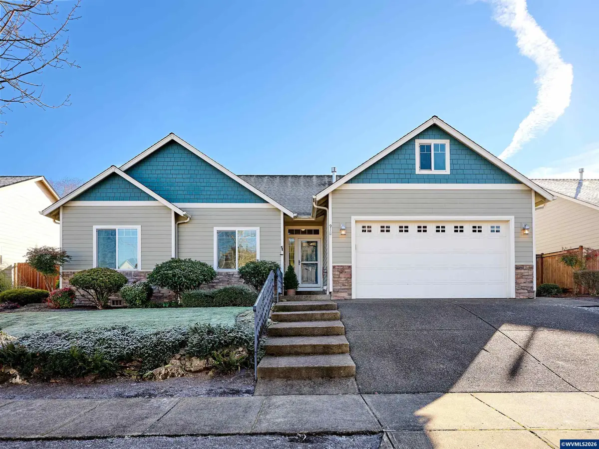 918  Pioneer Dr, Silverton, OR 97381 - Image #1