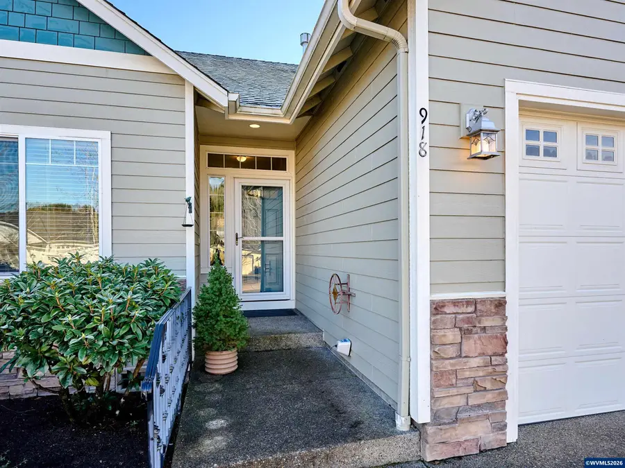 918  Pioneer Dr, Silverton, OR 97381 - Image #2