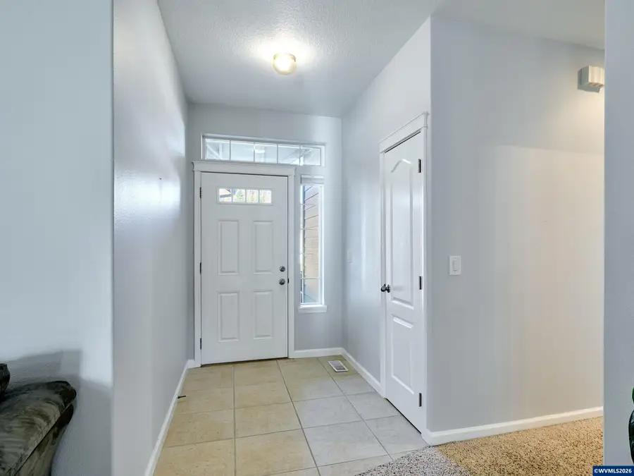 918  Pioneer Dr, Silverton, OR 97381 - Image #3