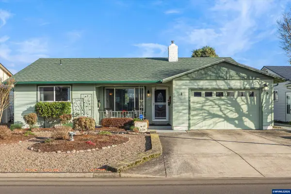 2093 W Hayes St, Woodburn, OR 97071