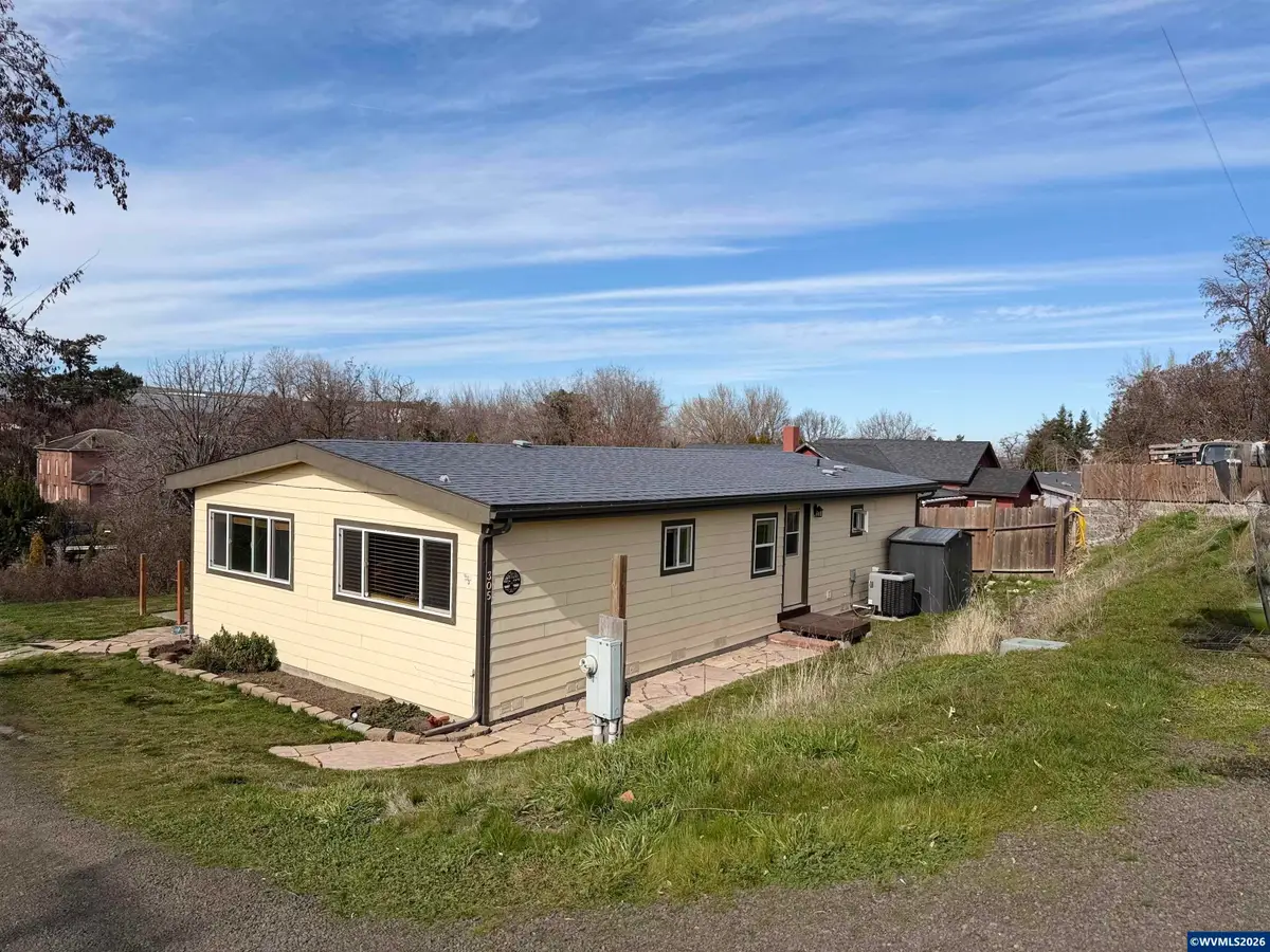 305 N Broad St, Weston, OR 97886 - #1