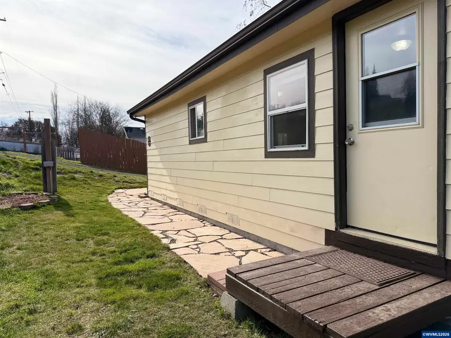 305 N Broad St, Weston, OR 97886 - #3