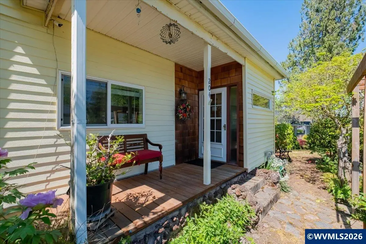 204 N 3rd St, Jefferson, OR 97352 - #1