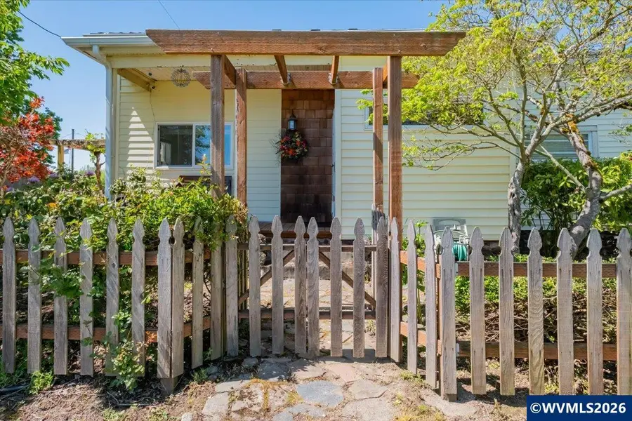 204 N 3rd St, Jefferson, OR 97352 - #3