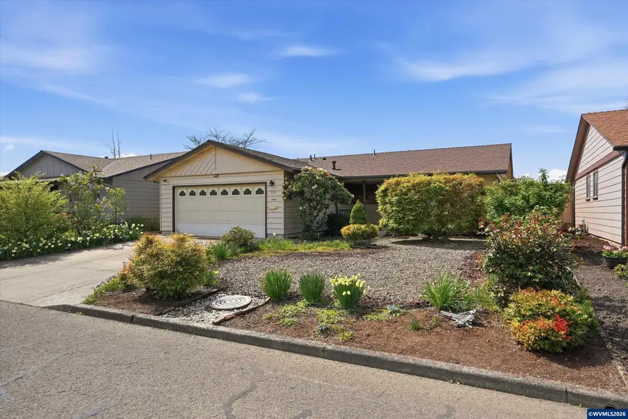 375 S Columbia Dr, Woodburn, OR 97071 - #2