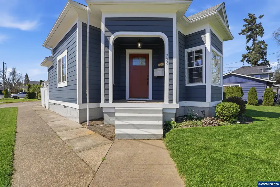 798  Young St, Woodburn, OR 97071 - #2