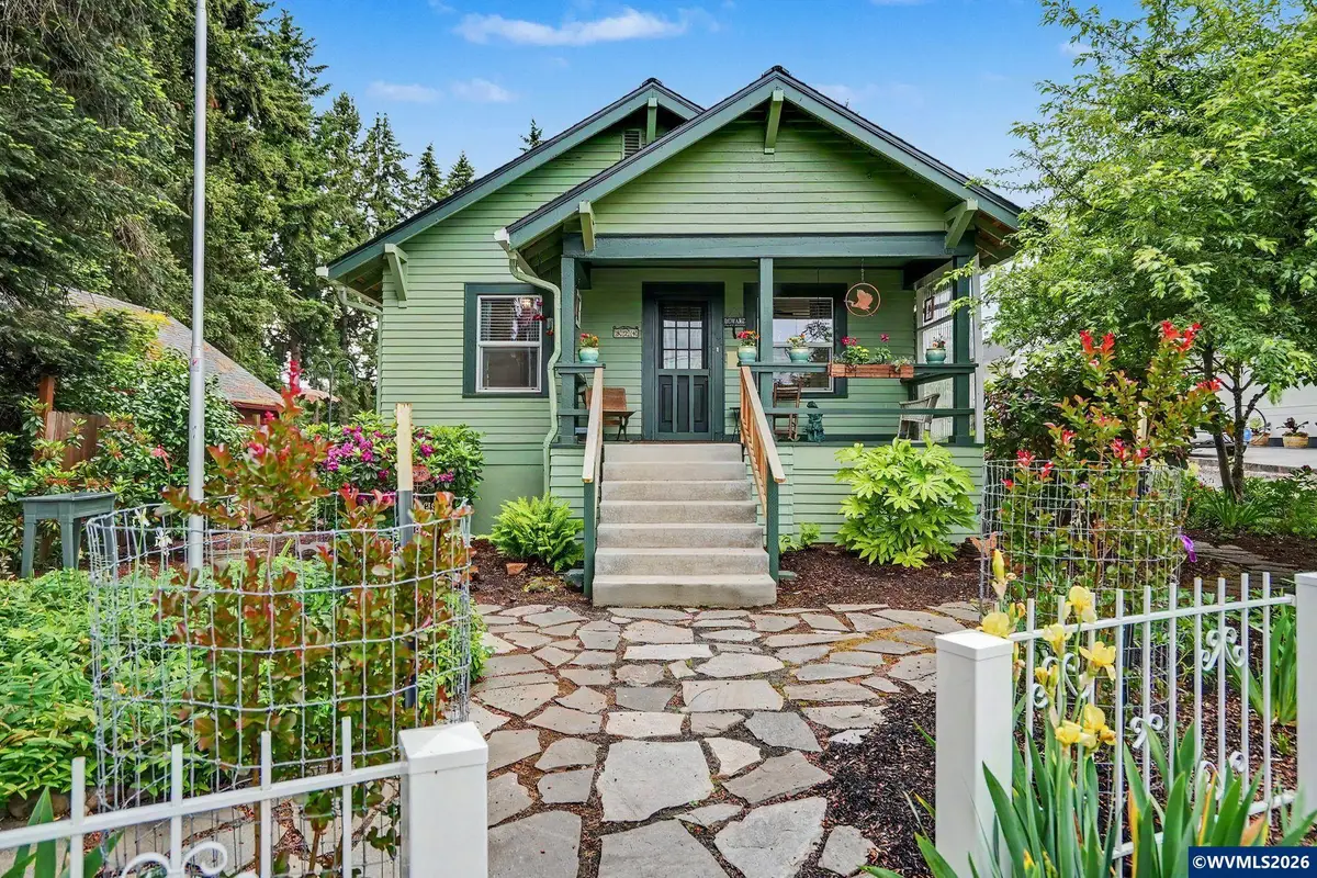 824  Chadwick St, Silverton, OR 97381 - #1