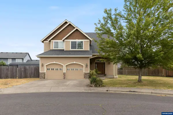 886 N 7th St, Harrisburg, OR 97446