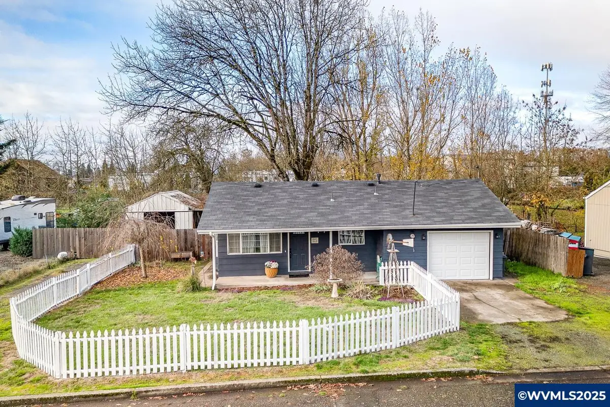 375 N 6th St, Harrisburg, OR 97446 - #1