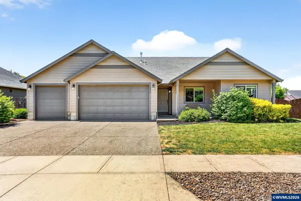 511  Paradise St, Woodburn, OR 97071
