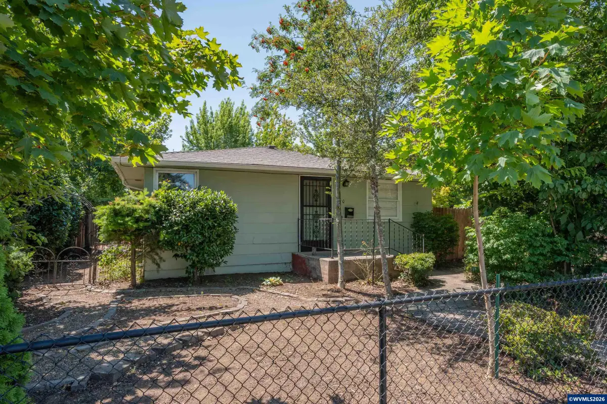 390 W D St, Lebanon, OR 97355 - #1