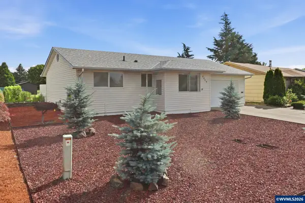 2049 W Hayes St, Woodburn, OR 97071