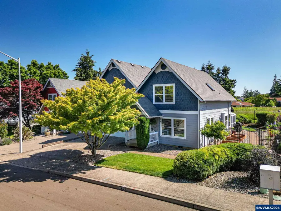 38  Denmark Lp, Silverton, OR 97381 - #2