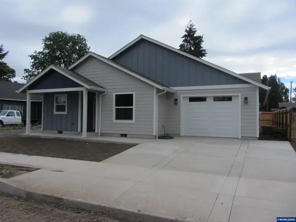 73  Park St, Lebanon, OR 97355