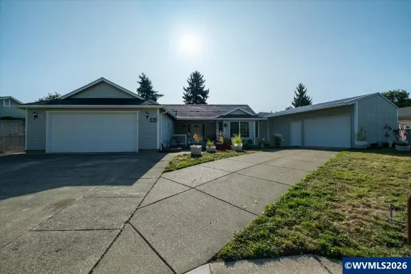 1049  29th Av, Sweet Home, OR 97386