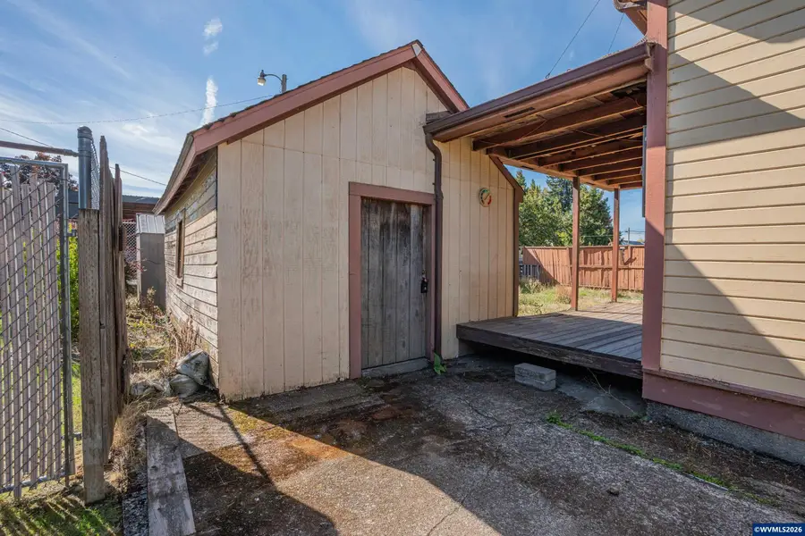 42  E St, Lebanon, OR 97355 - #2