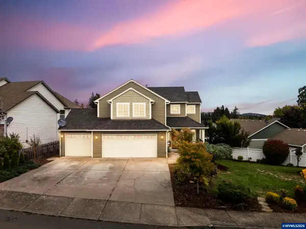 38  Sweden Cir, Silverton, OR 97381