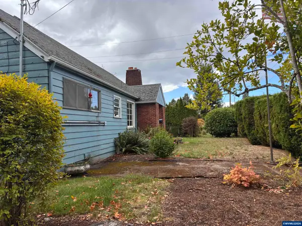 857  Monmouth St, Independence, OR 97361