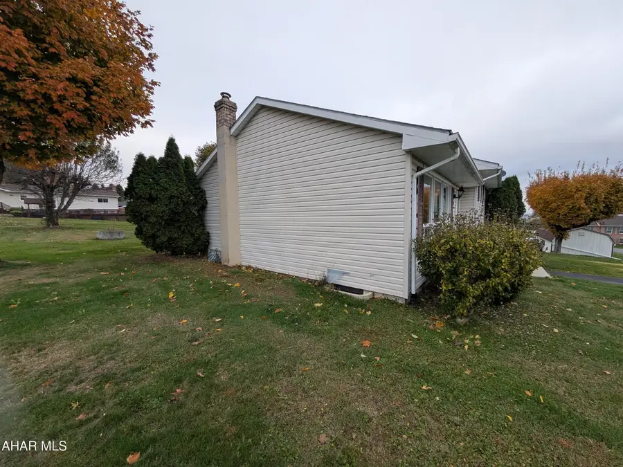 114 Pinecone Court, Salix, PA 15952 - Image #3