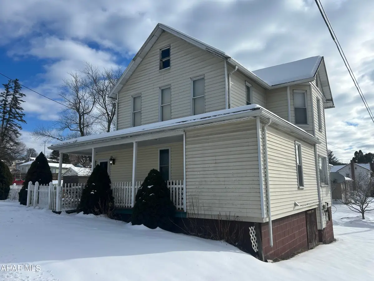 221 W 5th Avenue, Everett, PA 15537 - #1