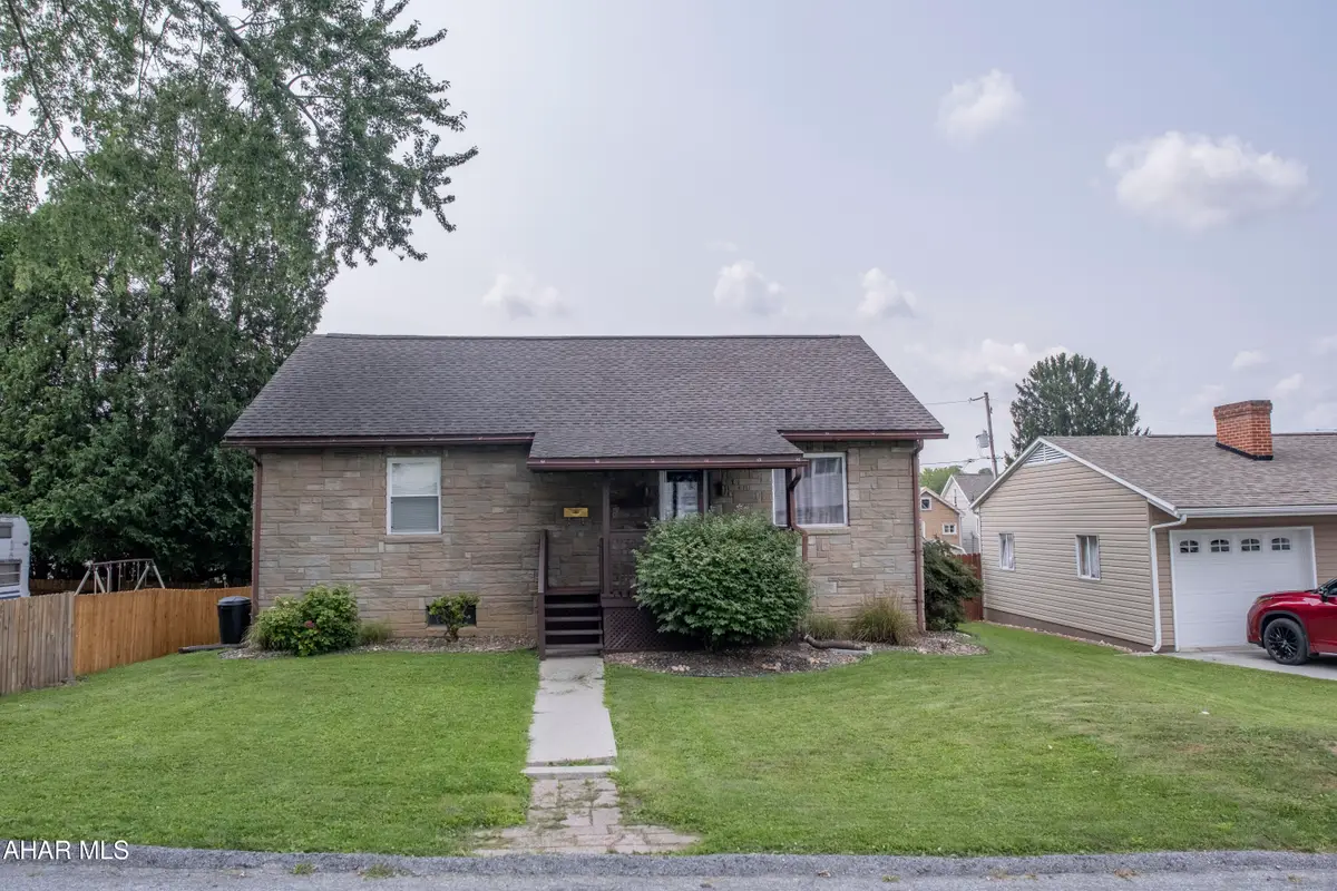 408 E Caroline Avenue, Altoona, PA 16602 - #1