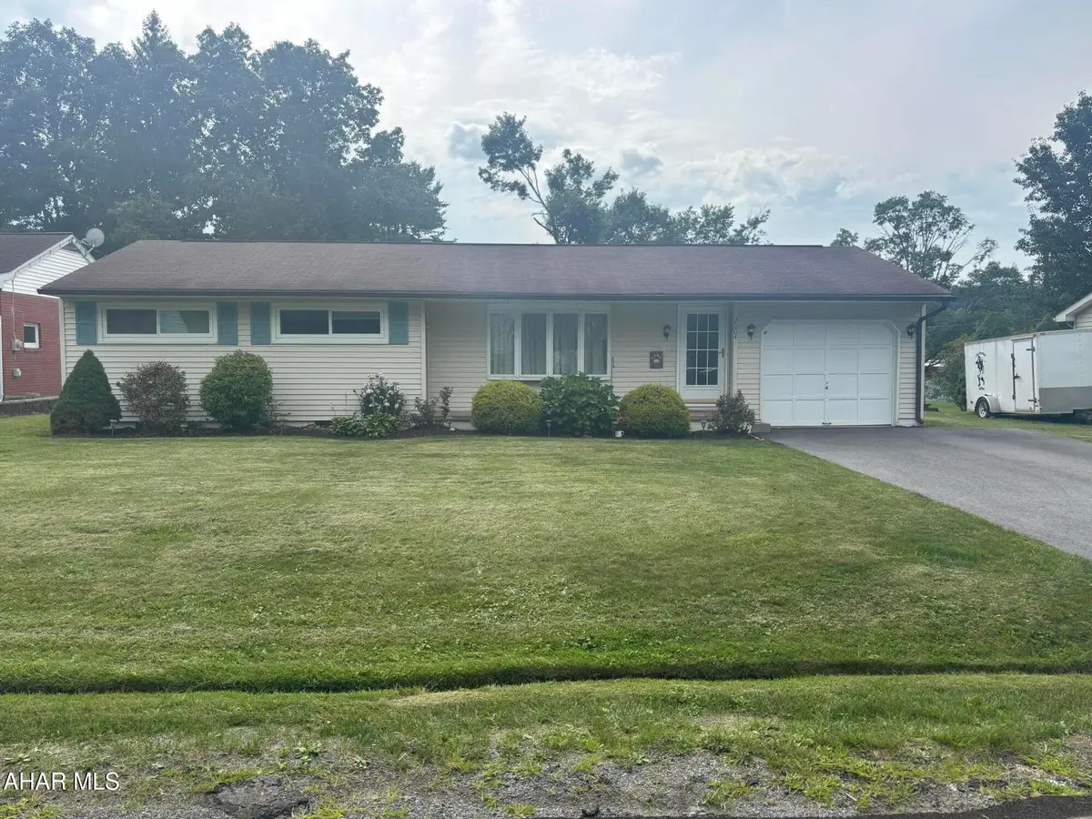 2004 Parkway Drive, Altoona, PA 16602 - #1