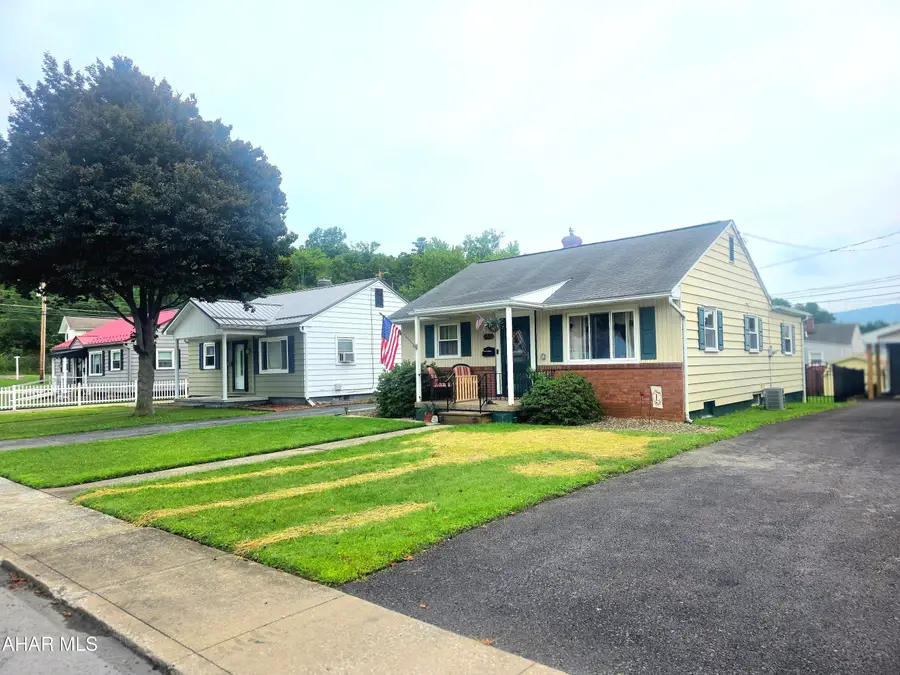 527 E 26th Avenue, Altoona, PA 16601 - #2