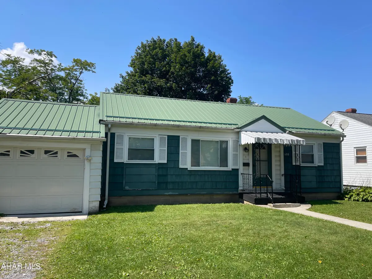 608 E 25th Avenue, Altoona, PA 16601 - #1